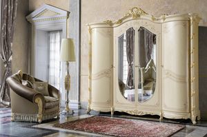 Madame Royale armoire, Armoire de style classique aux formes sinueuses