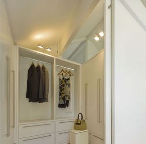 Vestiaire 01, Vestiaire, peint en blanc, avec un systme modulaire de mobilier pour les espaces domestiques