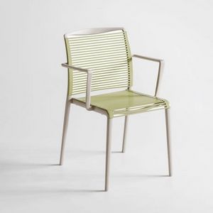 Avenica, Chaise design en polymre avec accoudoirs intgrs