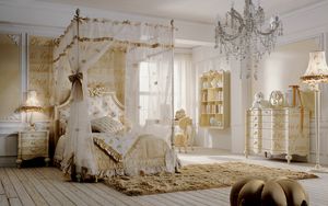 Romeo, Chambre  coucher avec lit  baldaquin, dcorations en or