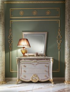 Isabelle commode, Commode aux dcorations luxueuses