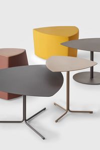 Kensho Tables, Table basse en acier de couleur, de forme triangulaire