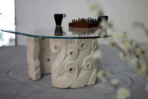 Levante, Table basse pour salon, avec une base en pierre sculpte, plateau ovale de cristal