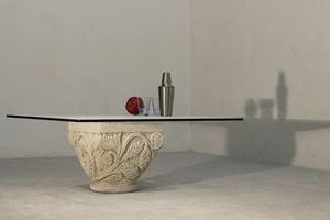 San Romano, Petite table avec lgante sous-sol de pierre, des dcorations artisanales