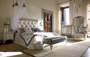 Angelica lit, Lit avec tte de lit capitonne et un cadre prcieux sculpt