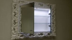 Memo miroir, Miroir laqu pour salle de bains avec tagres intrieures