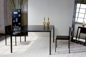 Ernesto Natural, Table en mtal, avec un design minimaliste, conue au millimtre prs